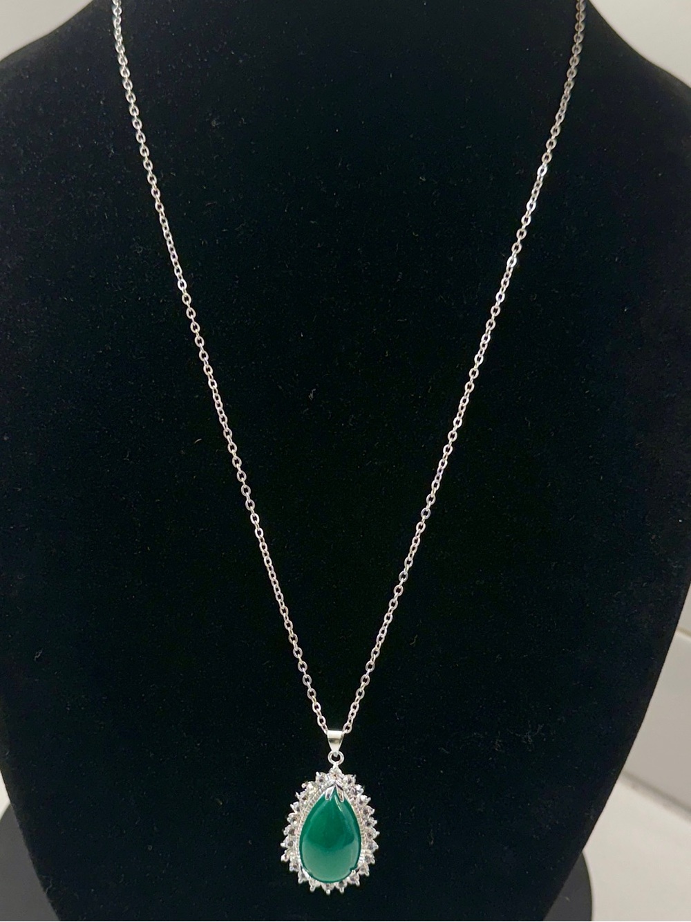 Elegant Green Teardrop Pendant Necklace - Silver Tone